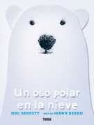 Un oso polar en la nieve 