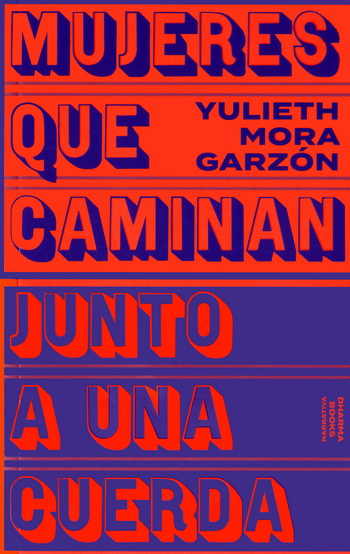 Mujeres que caminan junto a una cuerda