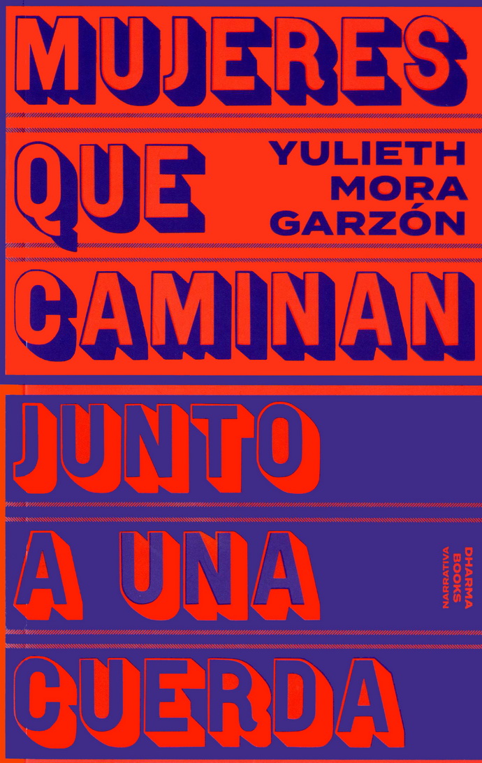 Mujeres que caminan junto a una cuerda